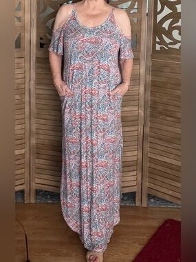 Grecerelle Cold-Shoulder Paisley Maxi Dress in Coral and Gray